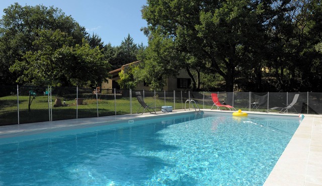 Villa Provence/Luberon. Pool. Garden 6,500 m2. Ideal for families (8 people)