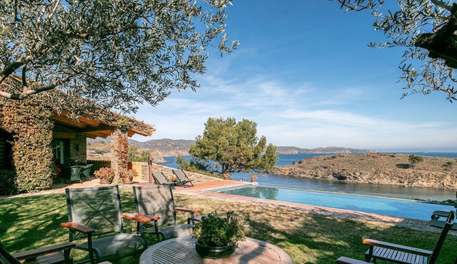 Villa "Punta d'en Bailet" with Sea View, Pool & Wi-Fi