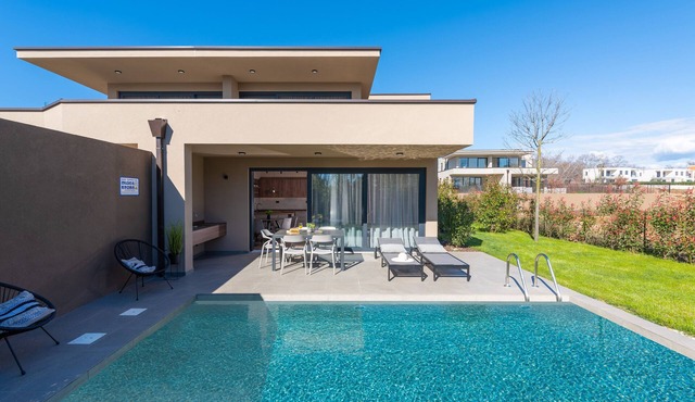 Villa Querchus Apartment 7 with private Pool