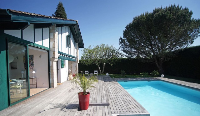 Villa Querencia, Basque modern farm within the village