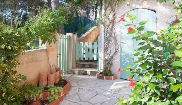 Villa, quiet garden level near beaches with covered terrace and garden