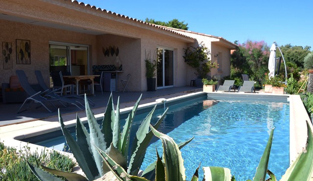 Villa, quiet, private pool, 2 bedrooms for 5 people, comfort much appreciated