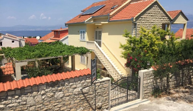 Villa Radoš - 4 Sterne, 3 Apartments für maximal 18 Gäste