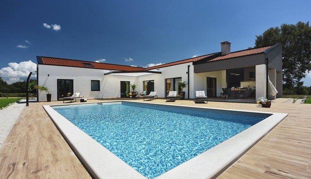 Villa Radola Residence only 3 km from beach for 6 people with private pool & large garden