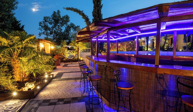 Villa Raffy Jacuzz pool, Cinema