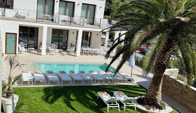 Villa Raquel Montanejos, 12 people, 6 bathrooms, swimming pool, garden, barbecue.