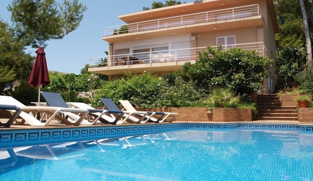 Villa Regine. Salou. 100 beach, private pool, air conditioning ,wifi free, BBQ