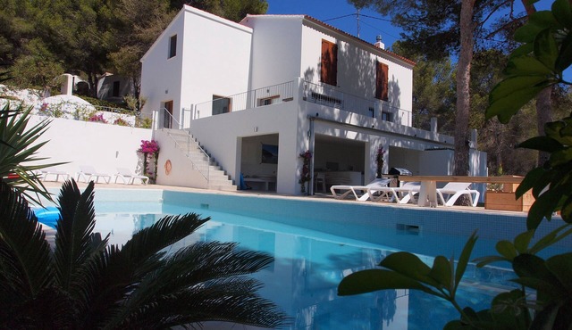 Villa Renate 5min walk sand beach Large Pool WiFi Airco 5 Bedrms 2 Kitchens