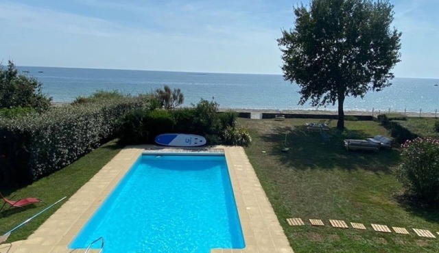 Villa rental 15 persons direct access to the beach + heated swimming pool