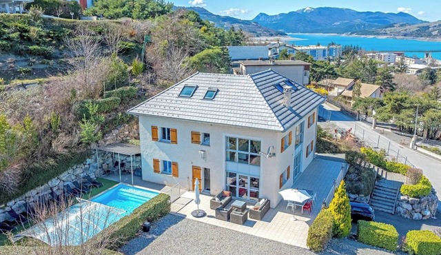 Villa resort ideal for groups and families with lake and mountain views, swimming pool, sauna