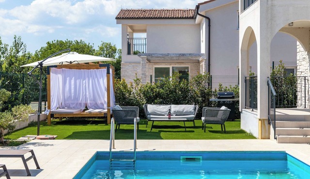 Villa Riviera Summary