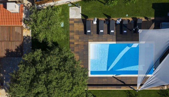 Villa River and Sea Retreat - for 12 guests with a pool, 10 minutes to the beach