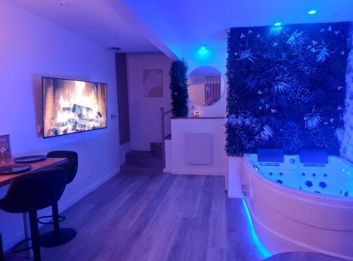 Villa Romance Intime Prestige -Jacuzzi Privatif, , Table a massage , Fauteuil tantra, Balançoire romantique