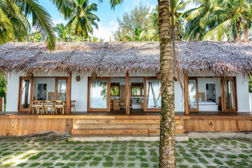 Villa RORO Mentawai - Oceanfront Tropical Escape