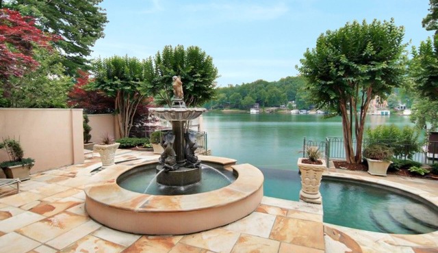 Villa Rosa: All-Suite lakefront chateau with private infinity pool & beach