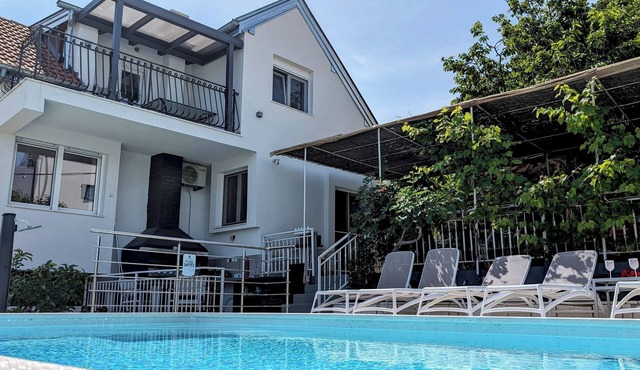 Villa Rosa Apartment 1 auf Čiovo mit Pool 120m zum Meer