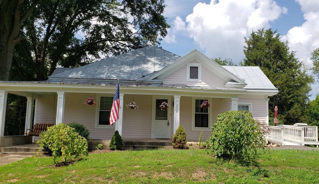 VILLA ROSA - Charming restored cottage w/ handicap amenities & 2 full baths