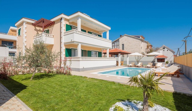 Villa Rosa Ventorum - Elegant Family Villa with Pool, Privacy & Outdoor Living