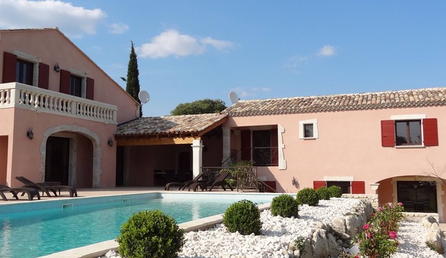 Villa Rose - A spacious luxury villa, private pool & garden,10 min walk to Uzes