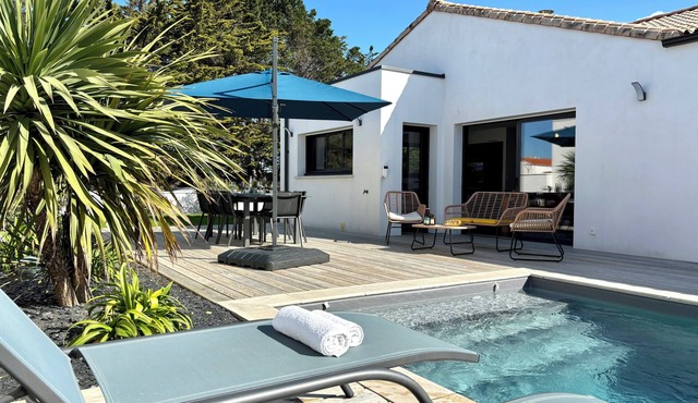 Villa Rosemonde: Pool, Pétanque, Walk to Beach, Sleeps 8 in Brétignolles