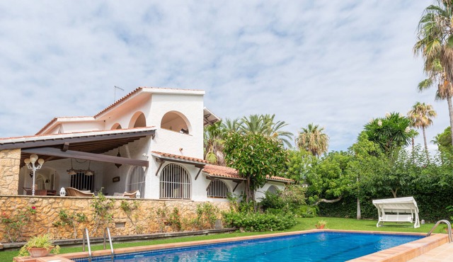 Villa Roses R212 with large garden and private pool 600 meters from the beach