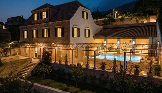 Villa Rossetta with Pool and Large Garden in Downtown Dubrovnik/6+1 bdrms/14 ppl