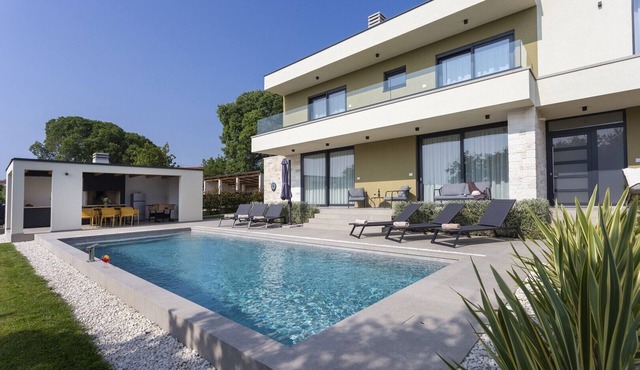 Villa Rossi with heated pool