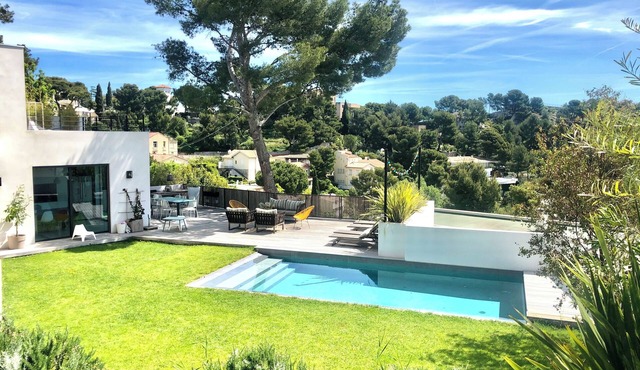 Villa Roucas Blanc in quiet neighborhood with unobstructed view. Beach access on foot.