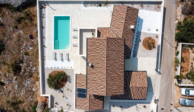 Villa Royal Stone with Pool, 350m from beach