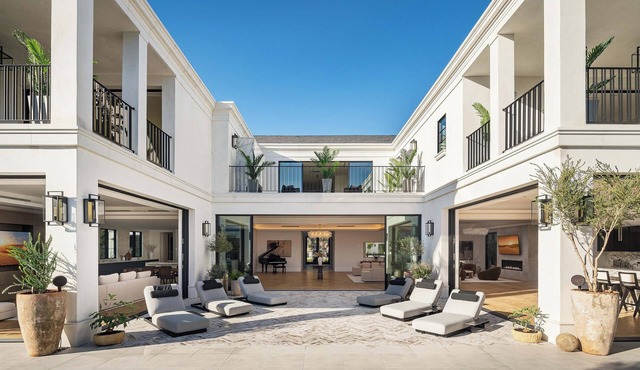 Villa Royale by LuxJB 🏆 Mega Mansion 🏆 Pickleball & Basketball Court & Mini Golf