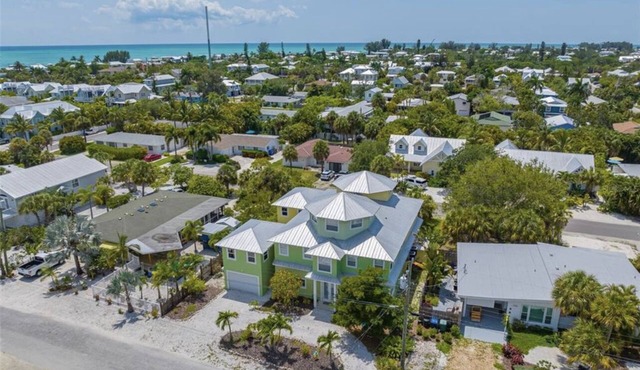 Villa Rozafan Cozy,spacious,walking distance from downtown white sandy beach.