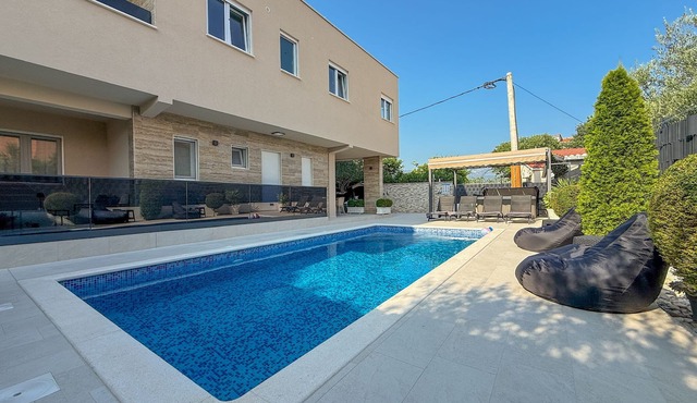 Villa Rozzaria - 5 min from the beach/w hottub and heated pool