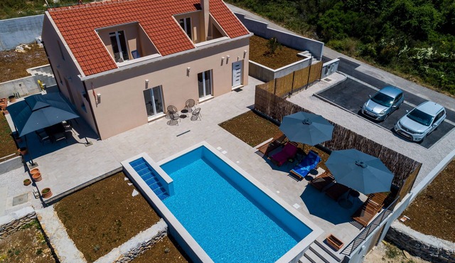 Villa Rubea - Three Bedroom Villa with Terrace and Swimming Pool