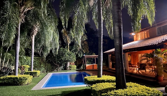 VILLA RUSTICA CON HERMOSOS JARDINES Y PISCINA PRIVADA PARA INOLVIDABLE ESTANCIA
