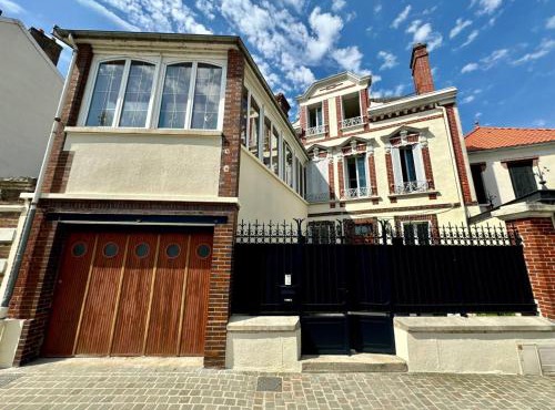 Villa Sénone - By BEST KEYS - Maison Familiale - Idéal Vacances ou Séjour Professionnel & Télétravail - Jardin & Véranda - 5 Chambres - Véranda & Bureau Séparé - Proche Centre & Commerces - Parking Facile & Gratuit