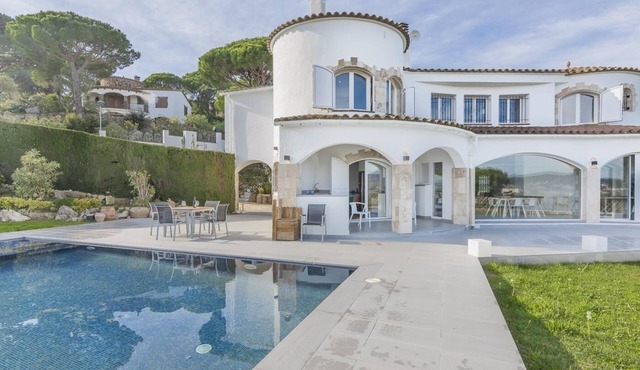 Villa Saramel spacious and modern with amazing views of the beach of Palamós.