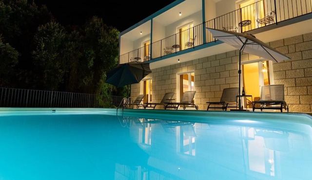 Villa s velikim vrtom i bazenom
