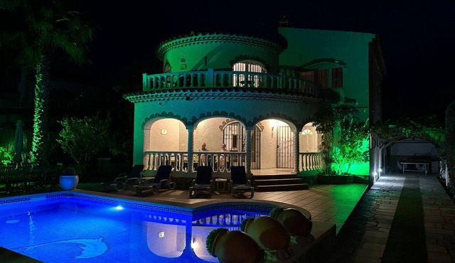 Villa Sabina - a magic place of joy with pool/hot tub, 20min from PortAventura