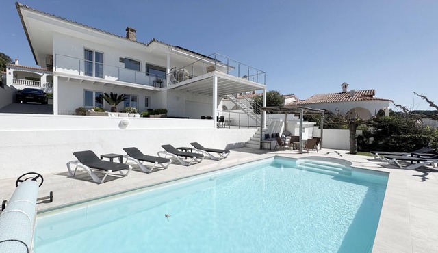 Villa Sabina - large villa with garden and large swimming pool in Montgó