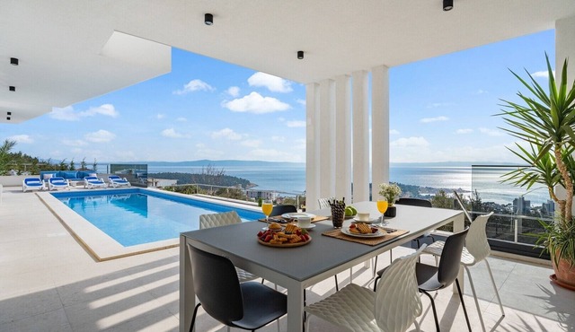 Villa Sagnia, 4 en-suite bedrooms, sea views