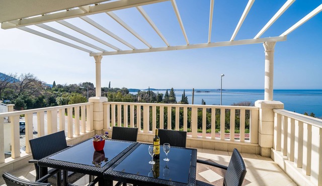 Villa Samba - Two-Bedroom Apartment with Terrace and Sea View