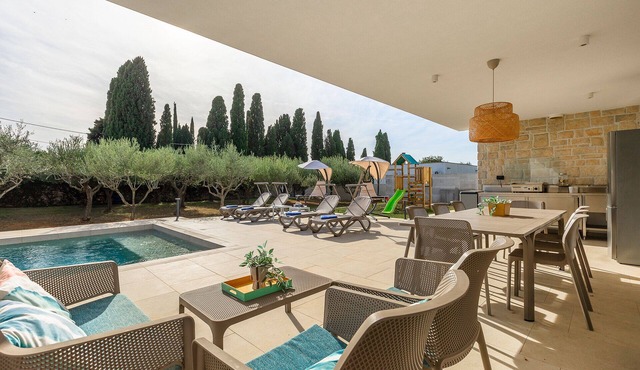 Villa San Zusto, 1600 m2 plot area, heated pool with hydromassage zone