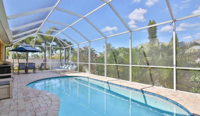 Villa Sandpiper! Only 3 Miles to Anna Maria Island! Private Pool, Wifi, Netflix