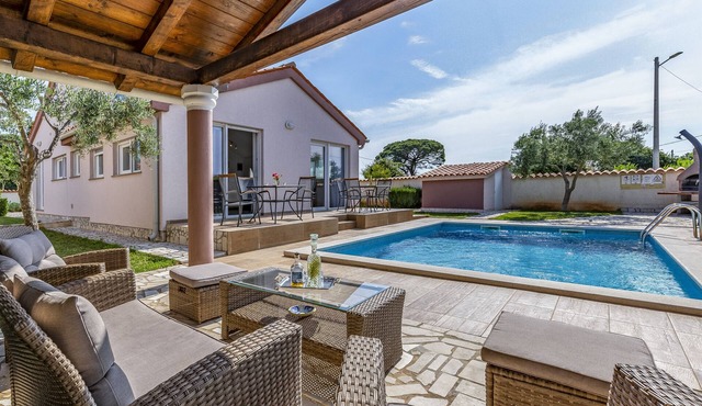 Villa Sandra 4+2 with pool, garden & terrace with barbecue & free Wi-Fi