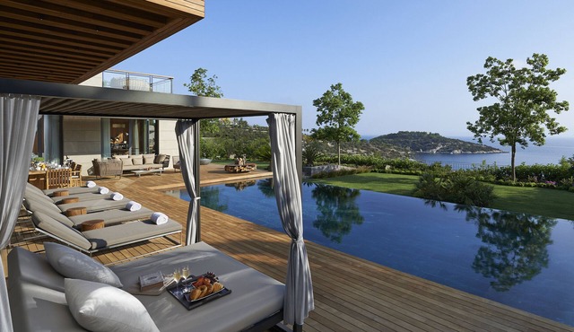 Villa Santi by LuxJB 🏆 Beachfront Malibu Mansion 🏆 Resort-Style Service