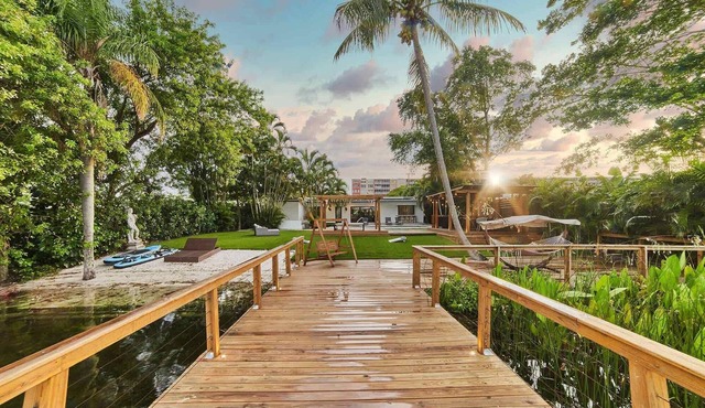Villa Santorini | Lakefront | Kayak | Private Deck