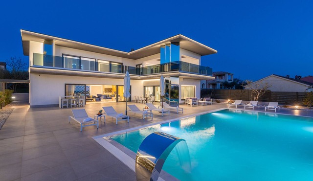 Villa Sara for 10 people near Novigrad with sea view and salt- water pool