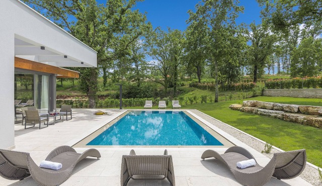 Villa Sara-luxury villa with large heated swimming pool,privat parking