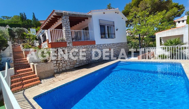 Villa sea view near the center, 3 bedrooms, swimming pool, barbecue WIFI