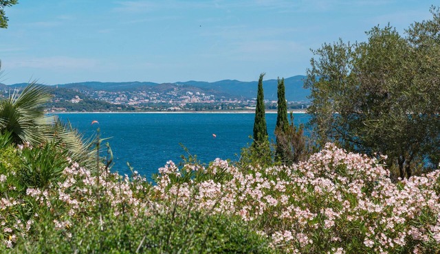 Villa sea view Giens peninsula, pool, 4bed, 4bath, wifi, ideal for 2 families